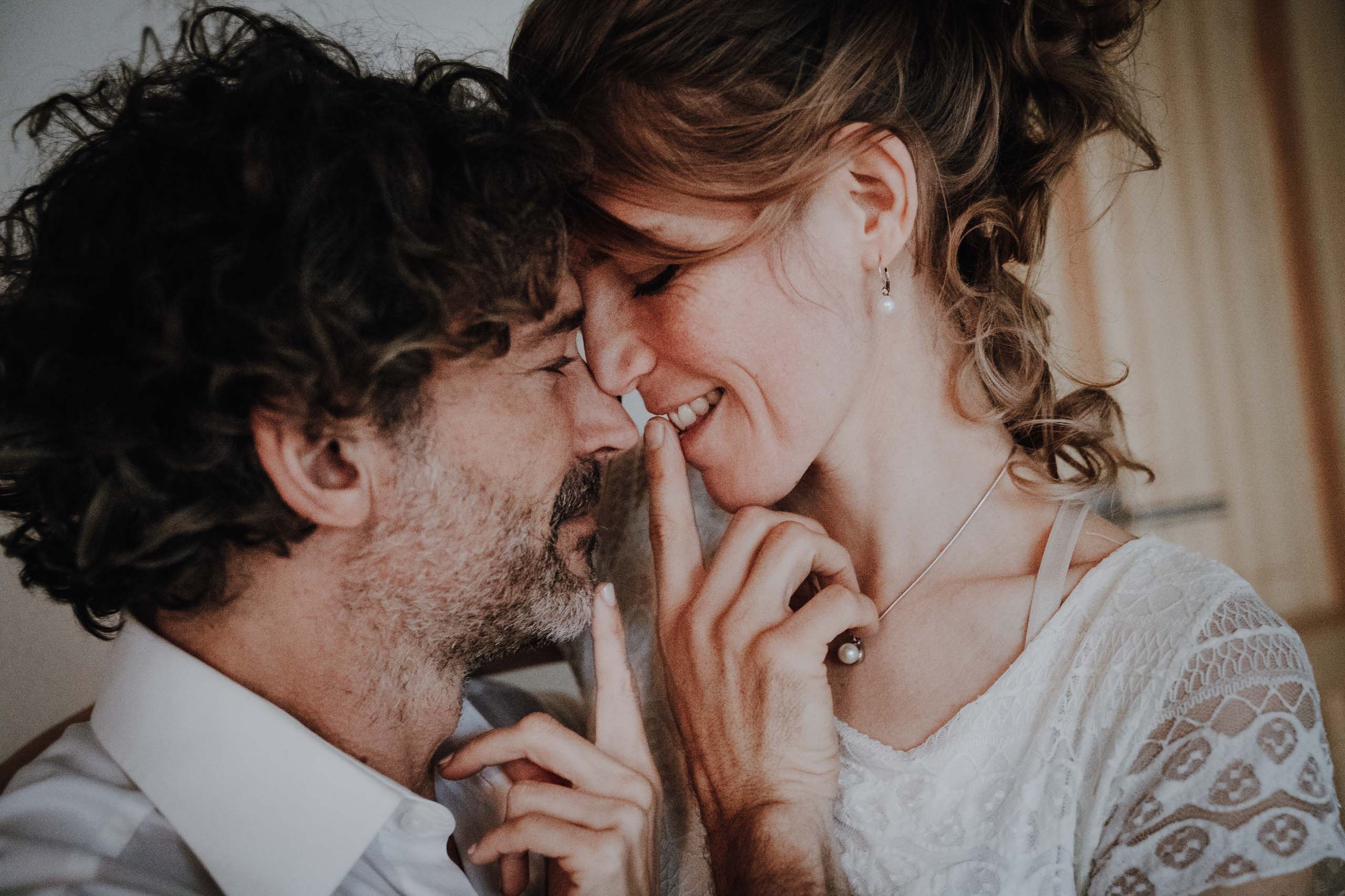 after wedding brautpaarshooting intim romantisch authentisch